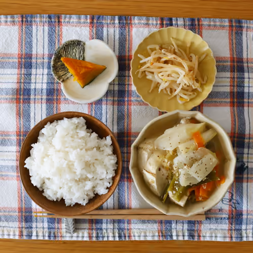 2026-10-02 の朝食（ごはん、かぼちゃの煮物、もやしのナムル、豆腐と野菜の煮物）
