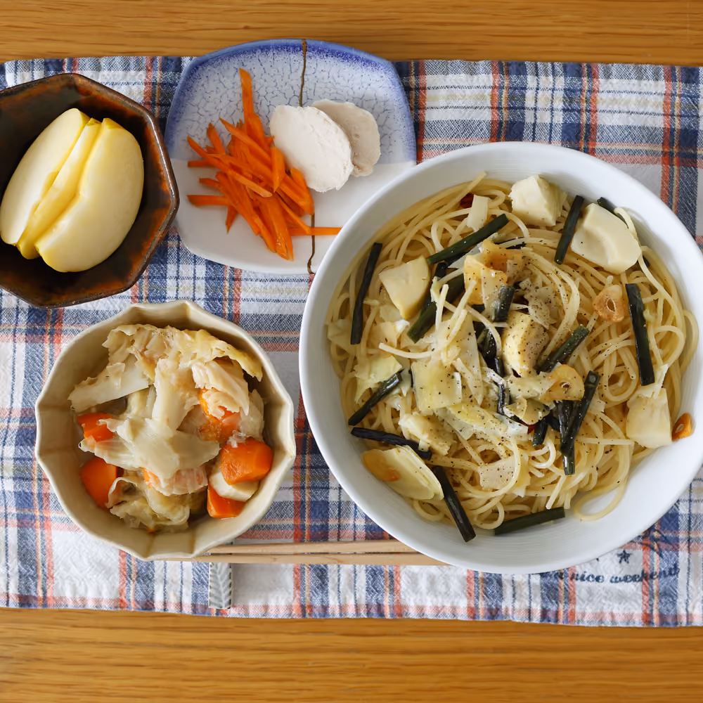 ペペロンチーノ、野菜の煮物、にんじんのきんぴら、蒸し鶏、りんご