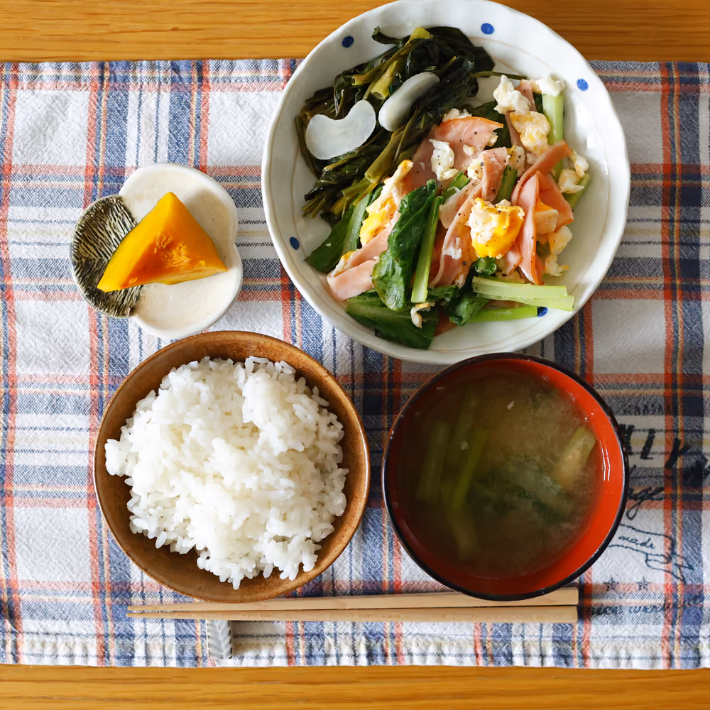 ごはん、味噌汁、ハムと卵の青菜炒め、かぼちゃの煮物