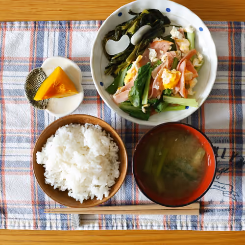 2026-09-04 の朝食（ごはん、味噌汁、ハムと卵の青菜炒め、かぼちゃの煮物）