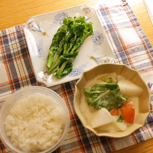 2026-03-12 の夕食（ごはん、菜の花のおひたし、かぶとにんじんのクリーム煮）