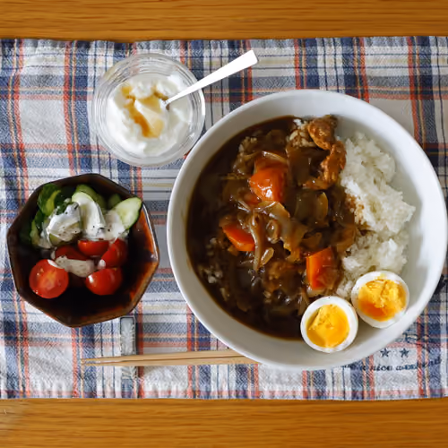 2026-05-03 の昼食（カレーライス、ゆで卵、きゅうりとトマトのサラダ、ヨーグルト）