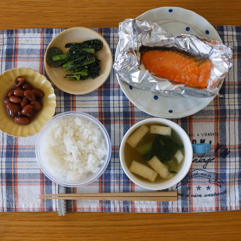 白ごはん、焼き鮭、青菜のおひたし、煮豆、油揚げと青菜の味噌汁