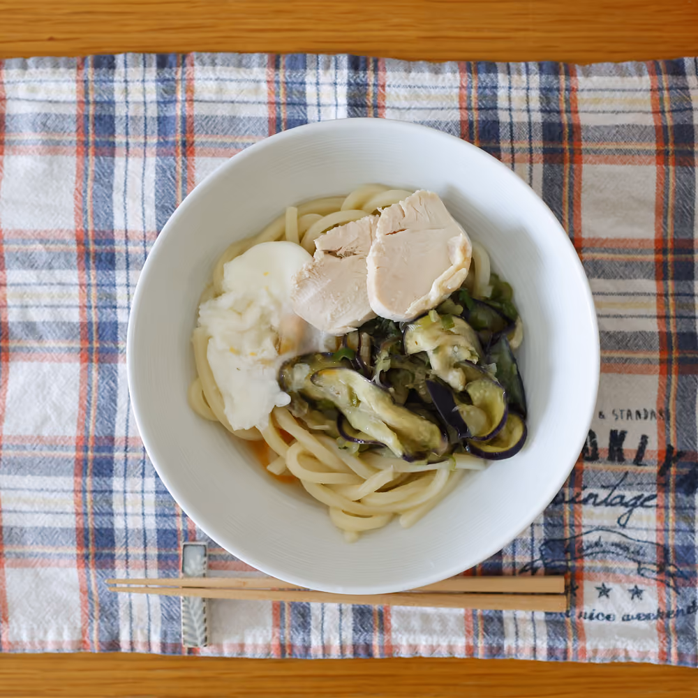 うどん、鶏ハムのせナスのぶっかけうどん