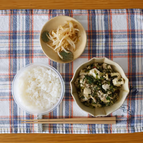 2026-09-15 の朝食（白ごはん、麻婆豆腐、もやしのナムル）