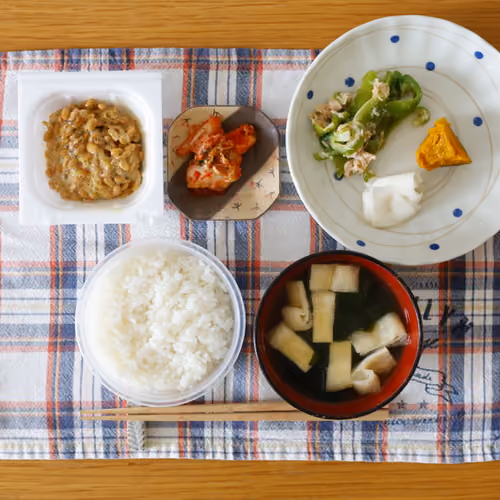 2026-08-05 の朝食（ごはん、納豆、キムチ、ピーマンとツナの和え物、かぼちゃの煮物、大根の漬物、油揚げとわかめの味噌汁）