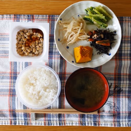 2026-08-10 の朝食（ごはん、納豆、味噌汁、もやしのナムル、ほうれん草のおひたし、ひじきの煮物、かぼちゃの煮物）