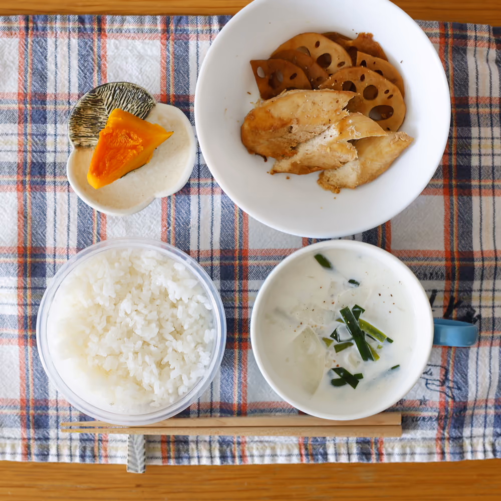 ごはん、鶏むね肉とれんこんの炒め物、かぼちゃの煮物、牛乳スープ