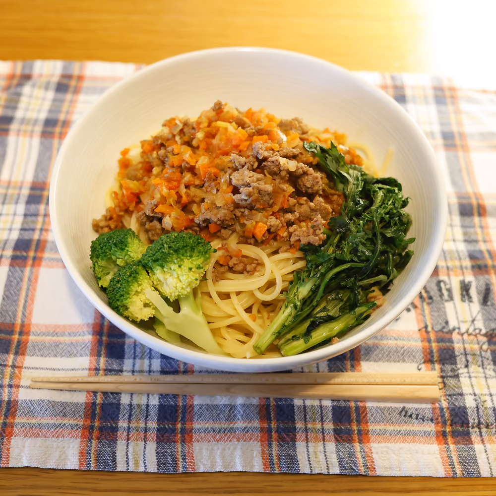 ミートソースパスタ、ブロッコリー、春菊