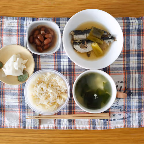 2026-05-09 の朝食（炊き込みごはん、いわしの煮付け、わかめスープ、煮豆、大根の漬物）