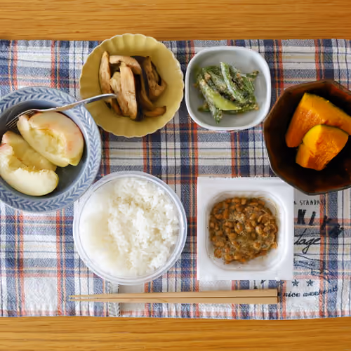 2026-07-12 の朝食（ごはん、納豆、かぼちゃの煮物、なすの炒め物、スナップエンドウの和え物、桃）