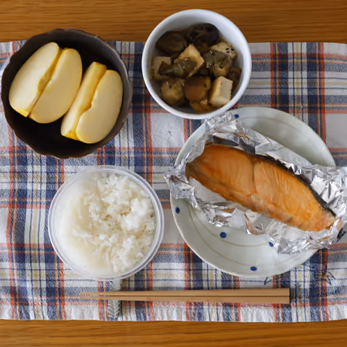 2026-06-20 の朝食（ごはん、焼き鮭、なすと厚揚げの炒め物、りんご）