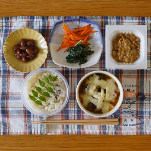 2026-06-03 の朝食（混ぜごはん、煮豆、にんじんのナムル、青菜のナムル、納豆、チーズをのせたスープ）