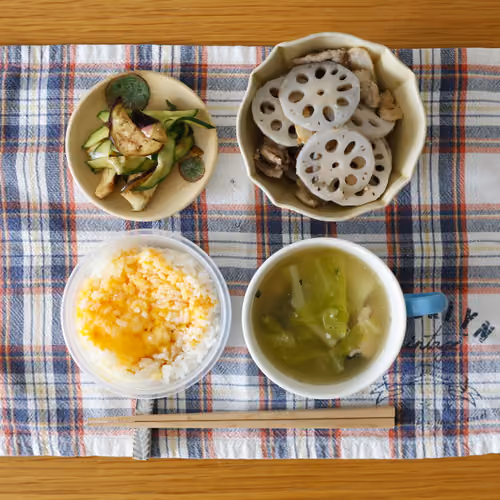 2026-05-24 の朝食（卵かけご飯、れんこんと豚肉の炒め物、なすときゅうりの和え物、白菜のスープ）
