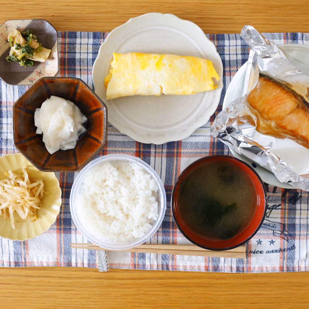 ごはん、みそ汁、焼き鮭、卵焼き、大根おろし、もやしのナムル、青菜の和え物