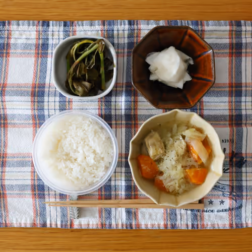 2026-08-20 の朝食（ごはん、野菜スープ、漬物、おひたし）