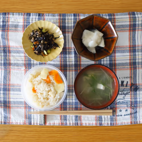 2026-05-12 の朝食（炊き込みご飯、ひじきの煮物、漬物、豆腐と水菜のお味噌汁）