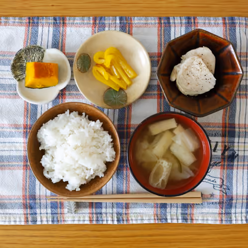 2026-08-31 の朝食（ごはん、味噌汁、蒸し鶏、かぼちゃの煮物、パプリカのマリネ）