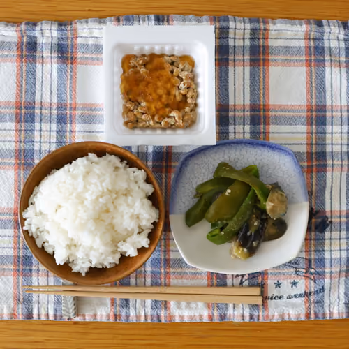 2026-09-07 の朝食（ごはん、納豆、ピーマンとなすの炒め物）