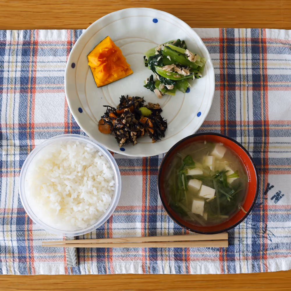 ごはん、豆腐と水菜の味噌汁、かぼちゃの煮物、ひじきの煮物、青菜とツナの和え物