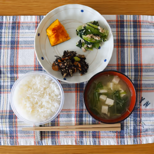 2026-05-14 の朝食（ごはん、豆腐と水菜の味噌汁、かぼちゃの煮物、ひじきの煮物、青菜とツナの和え物）