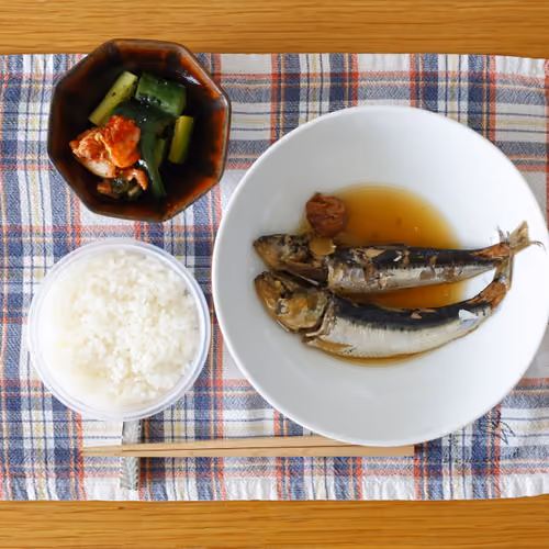2026-06-23 の朝食（白ごはん、いわしの梅煮、きゅうりとキムチの和え物）