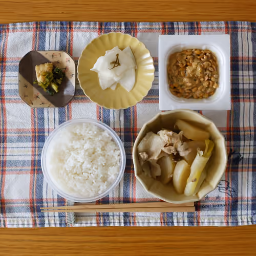 2026-08-04 の朝食（ごはん、納豆、豚肉と大根の煮物、かぶの浅漬け、青菜と油揚げの炒め物）