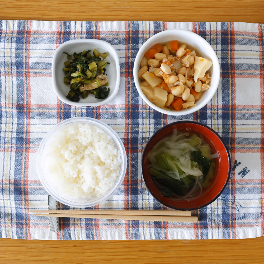 ごはん、大豆と野菜の煮物、青菜と油揚げの炒め物、玉ねぎと青菜のスープ