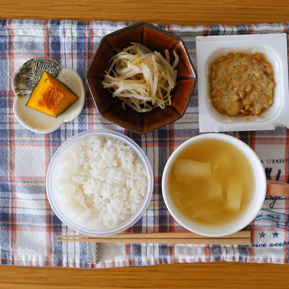 ごはん、納豆、もやしのナムル、かぼちゃの煮物、大根のスープ