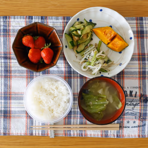 2026-05-23 の朝食（ごはん、キャベツのスープ、かぼちゃの煮物、きゅうりの炒め物、もやしのナムル、いちご）