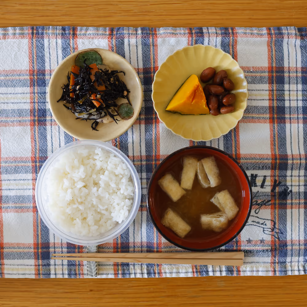 ごはん、ひじきの煮物、かぼちゃの煮物、煮豆、油揚げの味噌汁