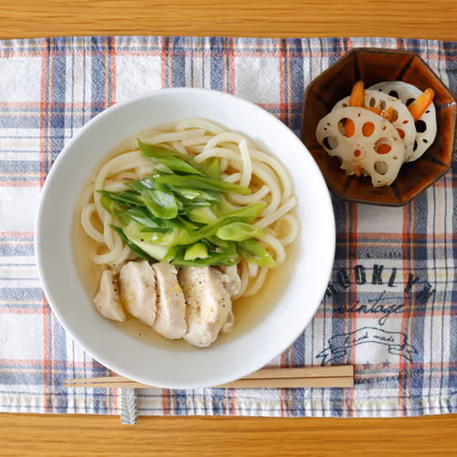 2026-10-10 の朝食（鶏肉とねぎのうどん、れんこんの甘酢漬け）