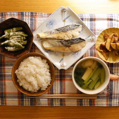2026-07-15 の夕食（ごはん、焼き魚、アスパラのマヨ和え、きのこのソテー、野菜のお味噌汁）