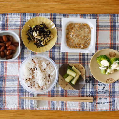 2026-07-27 の朝食（雑穀ごはん、ひじきの煮物、納豆、煮豆、きゅうりの漬物、ブロッコリーのマヨネーズ和え）