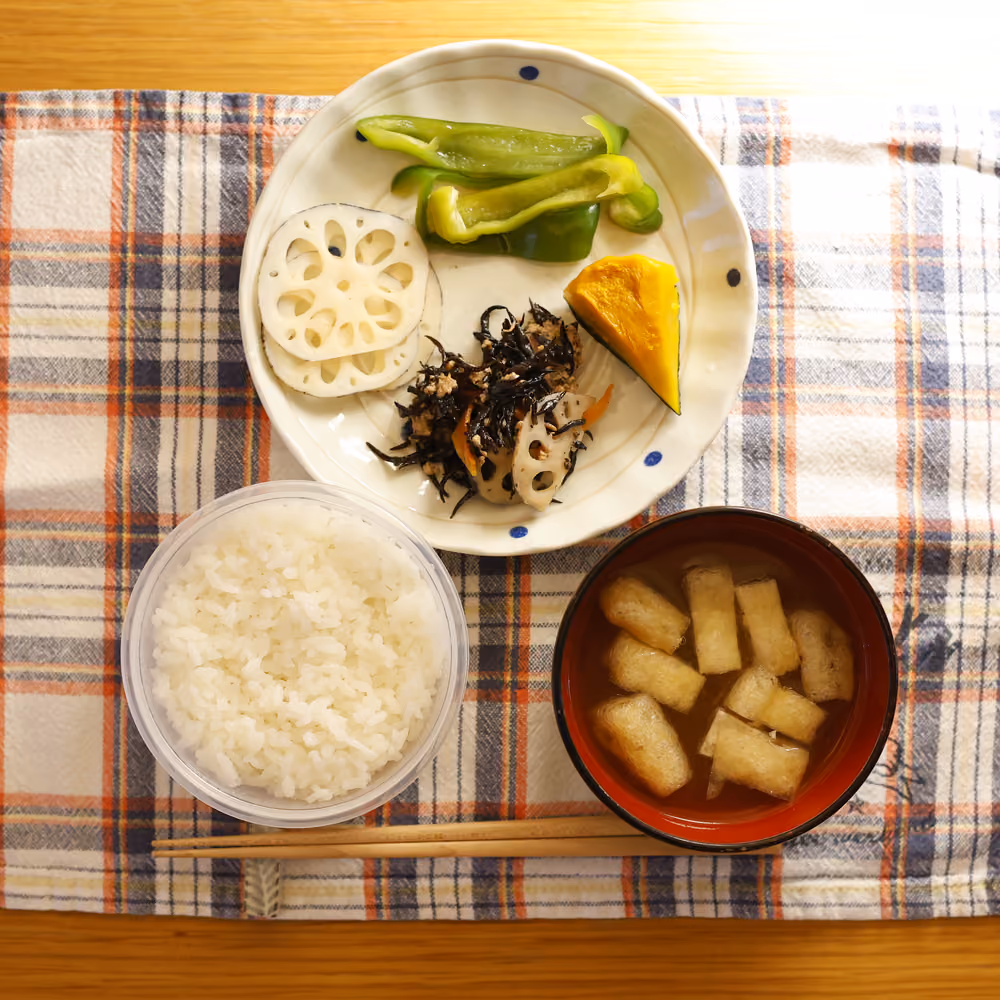 ごはん、油揚げの味噌汁、ひじきの煮物、かぼちゃの煮物、ピーマンの蒸し野菜、れんこんの蒸し物
