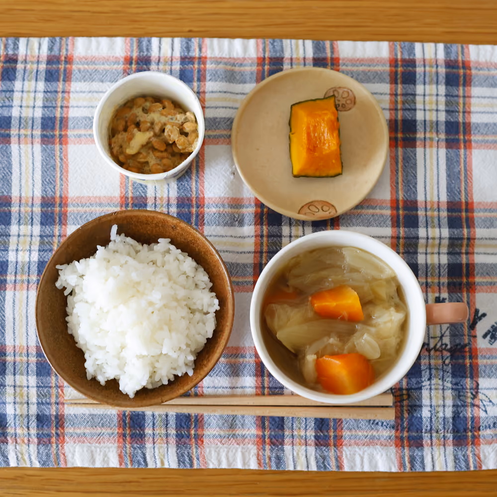 ごはん、納豆、かぼちゃの煮物、野菜スープ