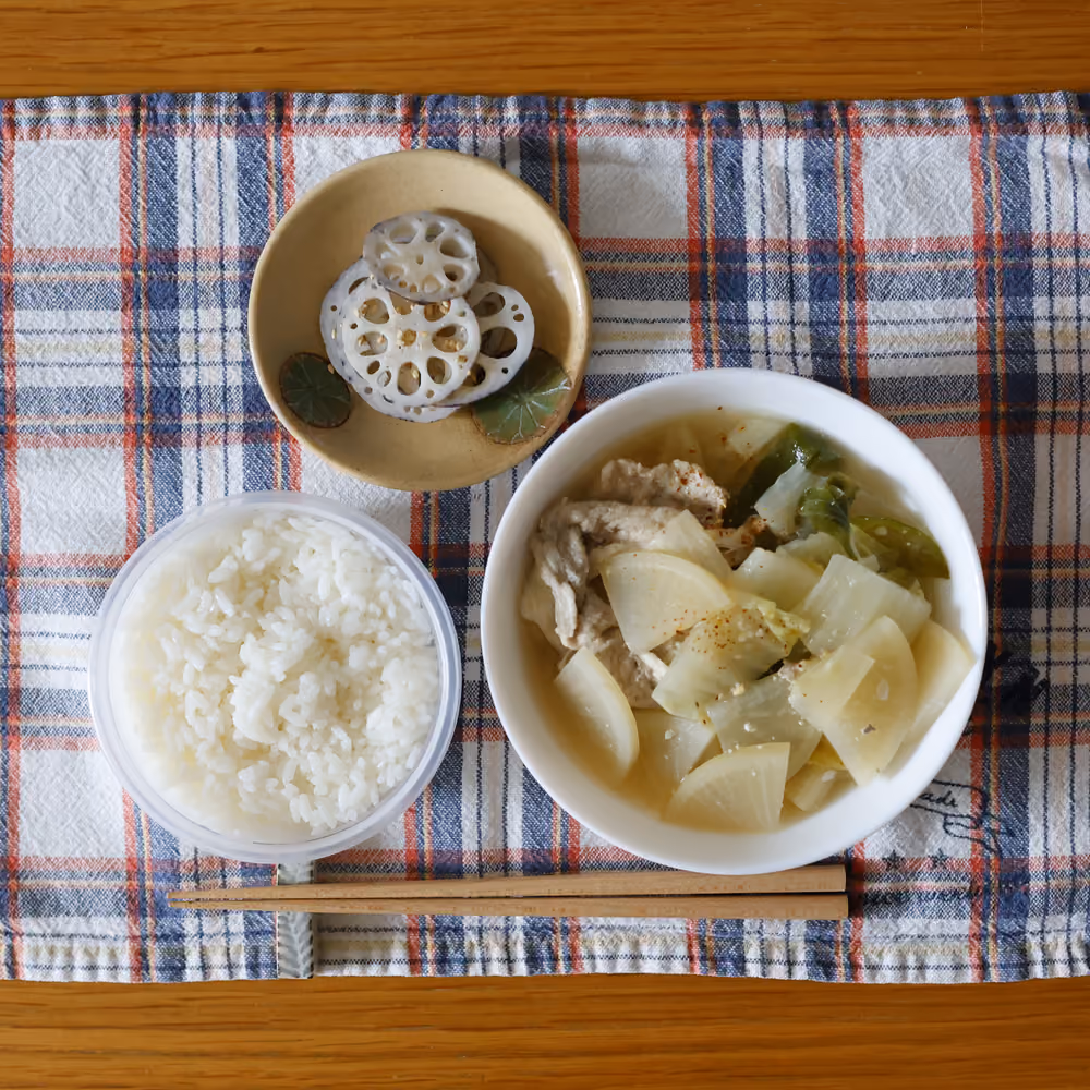 ごはん、豚肉と大根の煮物、れんこんの酢の物
