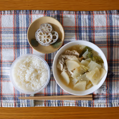 2026-09-13 の朝食（ごはん、豚肉と大根の煮物、れんこんの酢の物）