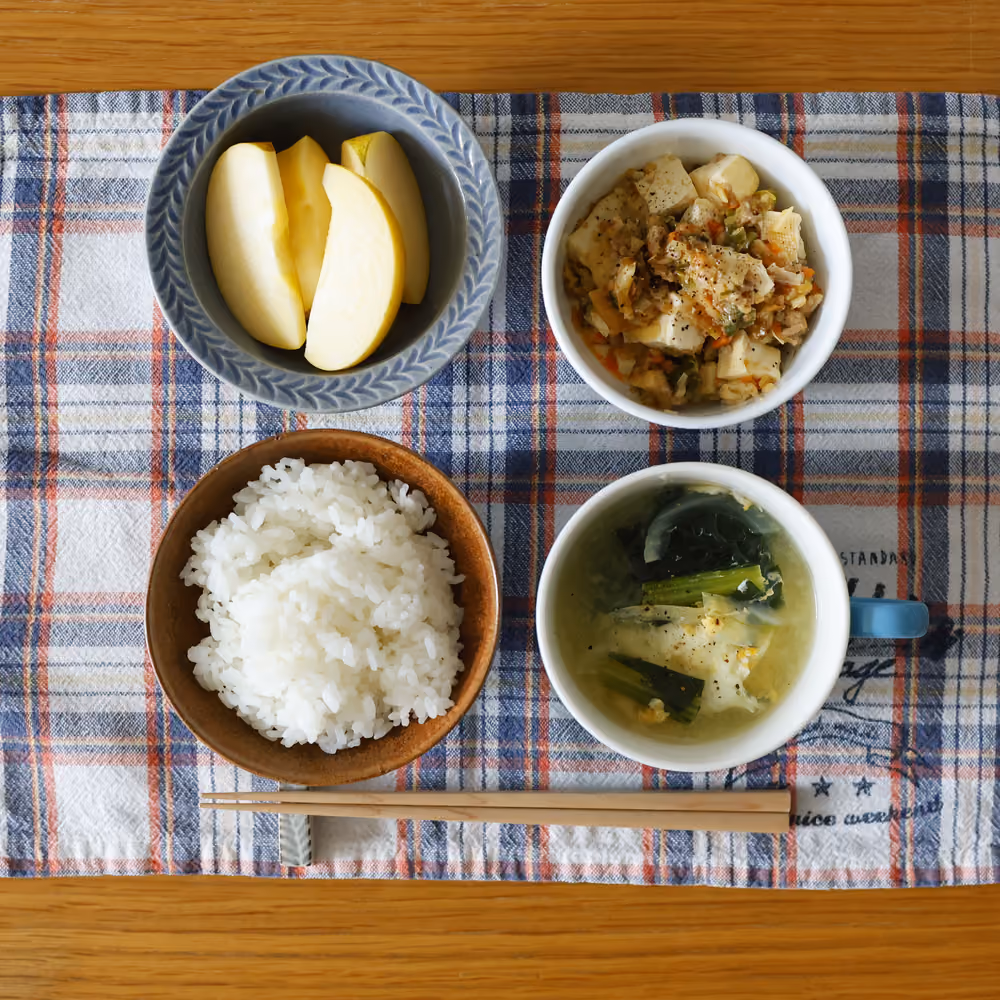 ごはん、麻婆豆腐、野菜と卵のスープ、りんご