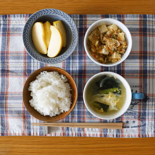 2026-06-08 の朝食（ごはん、麻婆豆腐、野菜と卵のスープ、りんご）