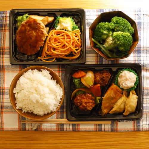 2026-07-03 の夕食（ごはん、ハンバーグ、ナポリタン、ポテトサラダ、フライドポテト、ブロッコリー、肉団子の甘酢あん、餃子、シュウマイ）