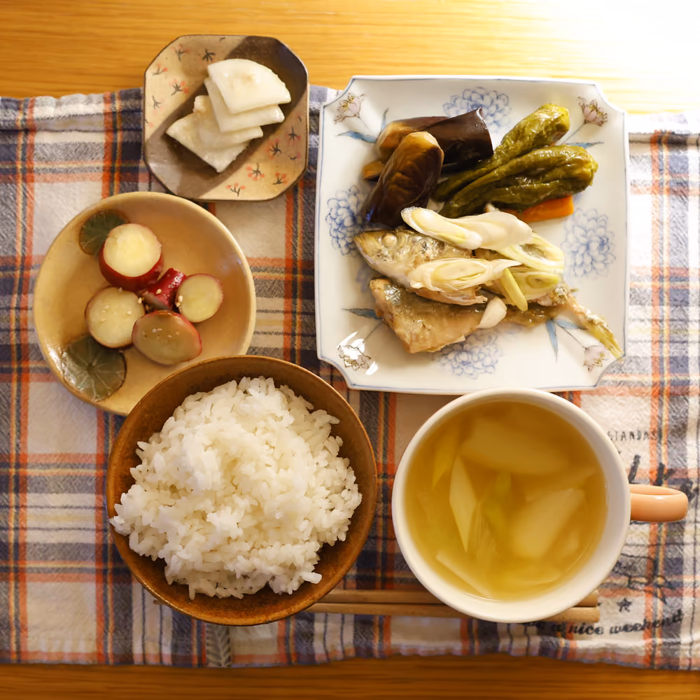 白ごはん、魚と野菜の煮物、さつまいもの甘煮、漬物、野菜スープ