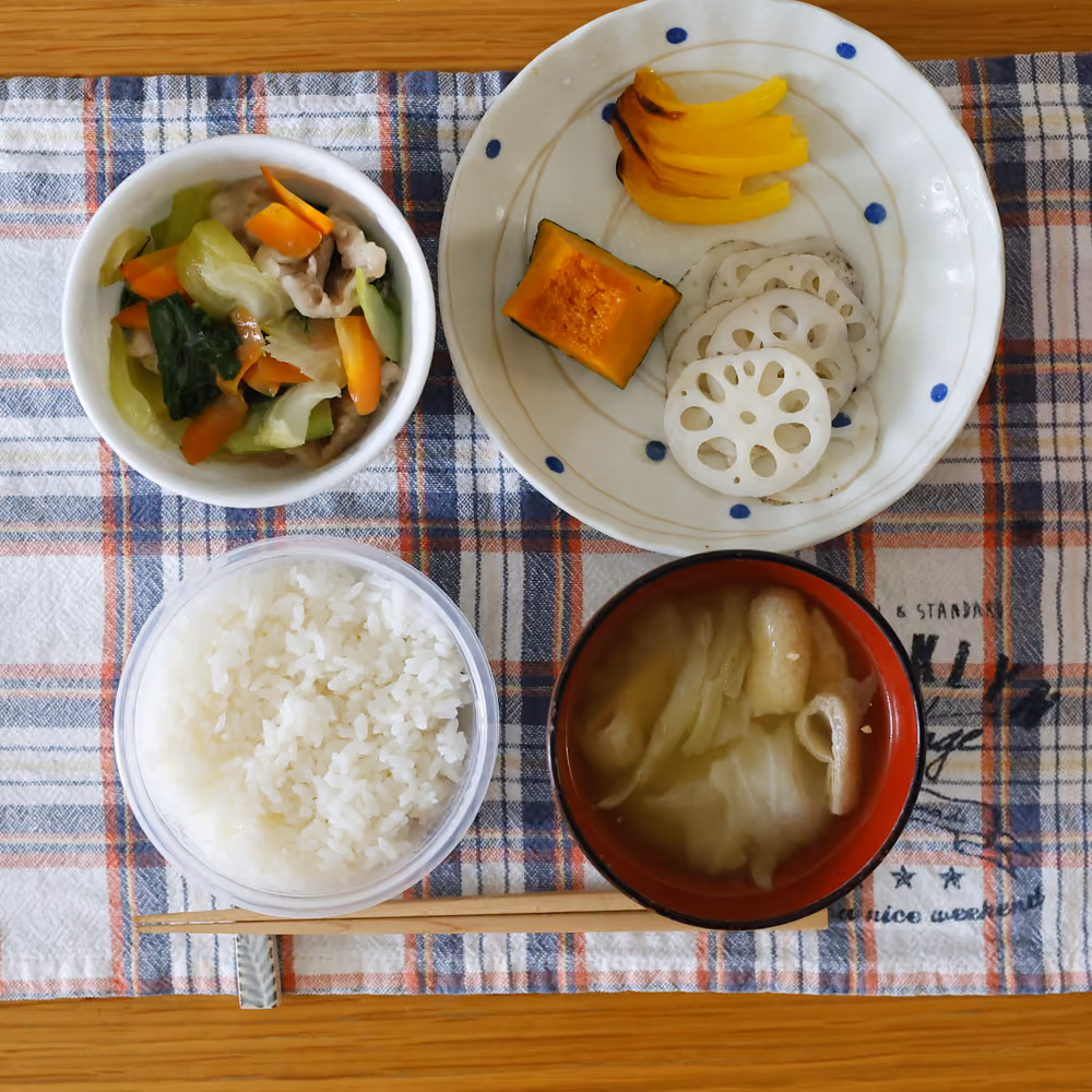 ごはん、豚肉と野菜の炒め物、焼きかぼちゃ、れんこんの甘酢漬け、焼きパプリカ、キャベツと油揚げの味噌汁