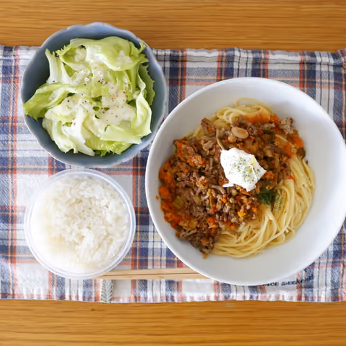 2026-09-05 の昼食（ミートソースパスタ、白ごはん、レタスのサラダ）