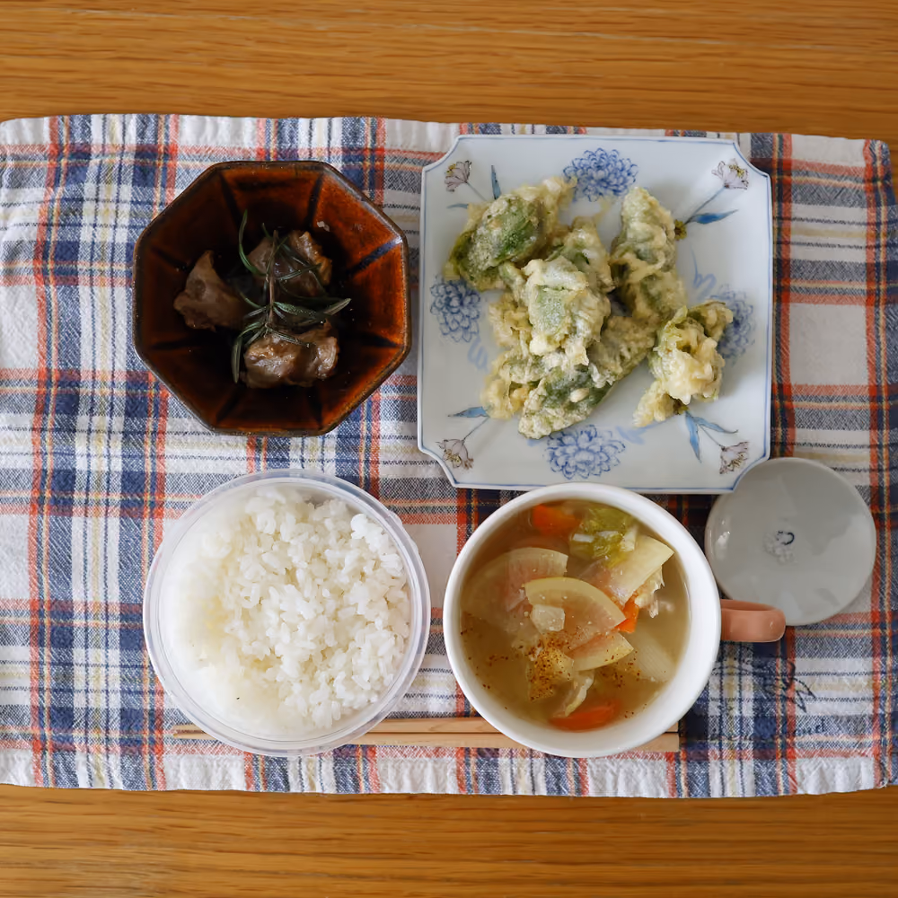 ごはん、野菜の天ぷら、肉の煮込み、野菜スープ