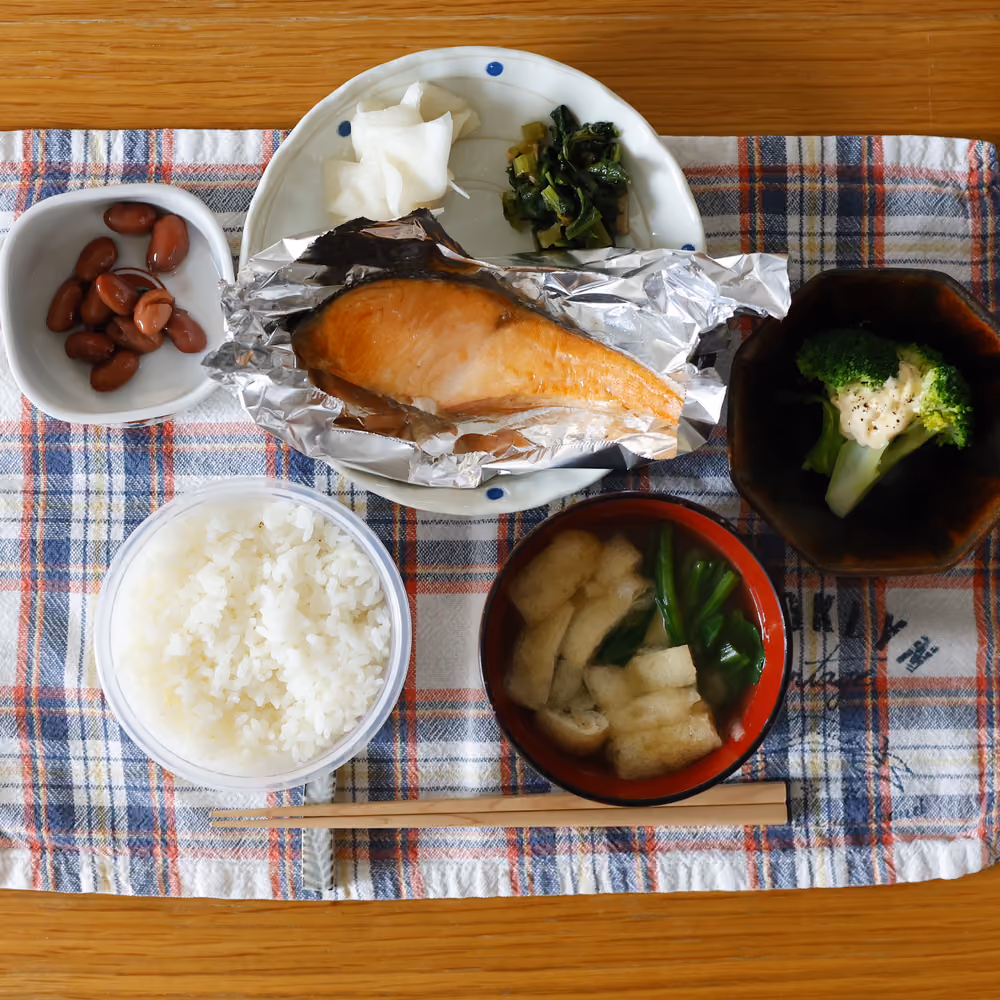 白ごはん、焼き鮭、大根の漬物、青菜の漬物、煮豆、ブロッコリーのマヨネーズ和え、油揚げと青菜の味噌汁