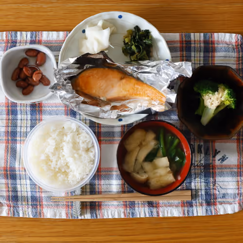2026-05-06 の朝食（白ごはん、焼き鮭、大根の漬物、青菜の漬物、煮豆、ブロッコリーのマヨネーズ和え、油揚げと青菜の味噌汁）