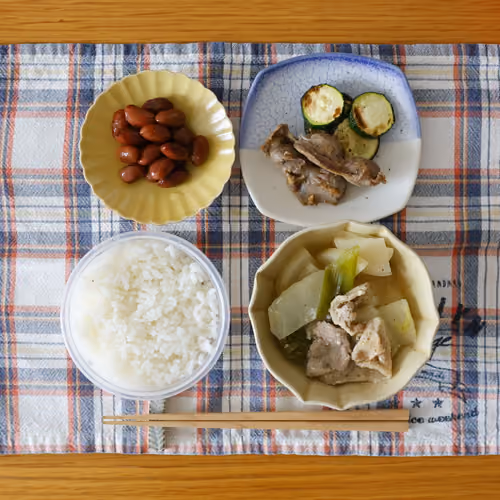 2026-09-11 の朝食（ごはん、煮豆、豚肉とズッキーニのソテー、大根と豚肉の煮物）