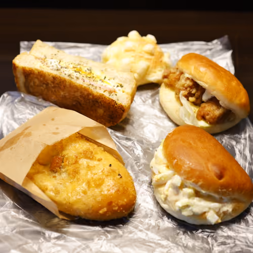 2026-07-02 の朝食（ハムチーズトースト、メロンパン、唐揚げサンド、カレーパン、卵サラダサンド）