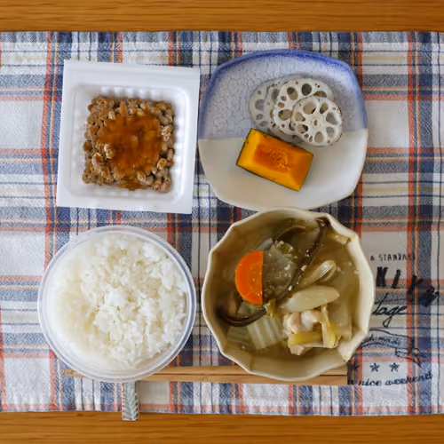 2026-09-10 の朝食（ごはん、納豆、れんこんとかぼちゃの煮物、野菜と鶏肉のスープ煮）